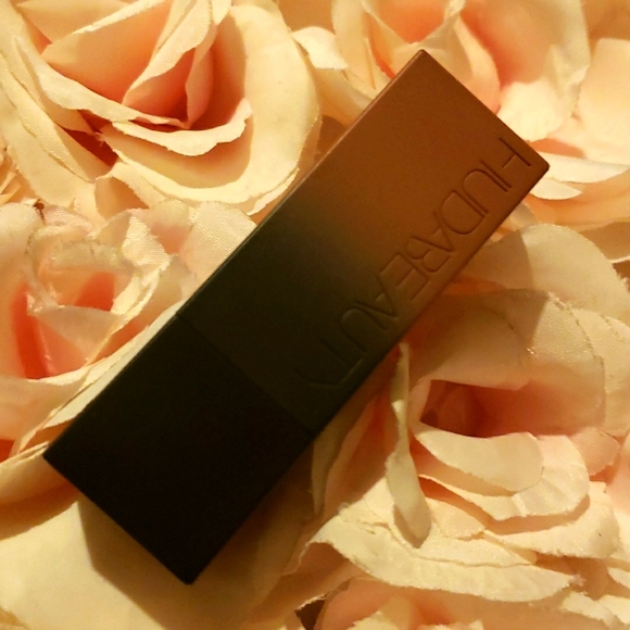 💙🌟🧚‍♀️GAME NIGHT Huda Beauty Power Matte Lipstick NWOBOX - Picture 2 of 4